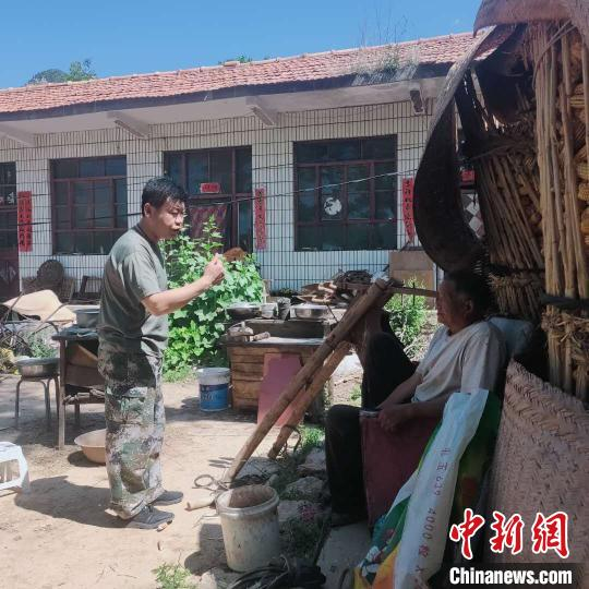 山西省左权县麻田镇扶贫站站长刘明华正在入户走访。　受访者供图