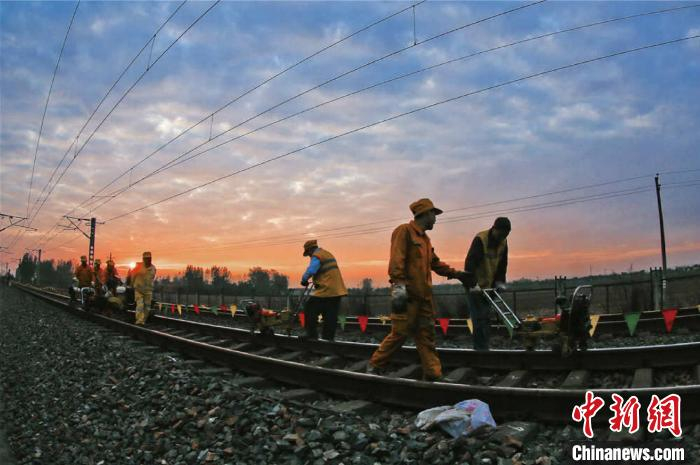铁路工人检修线路消除安全隐患(资料图) 郑轩 摄