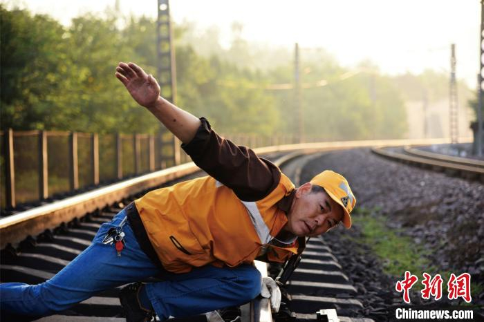 铁路工人检修线路(资料图) 郑轩 摄
