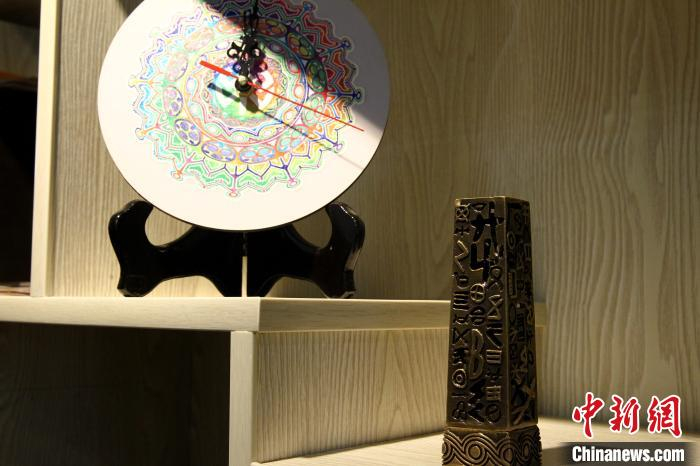 图为依据河湟文化研发的文创产品。(资料图) 张添福 摄