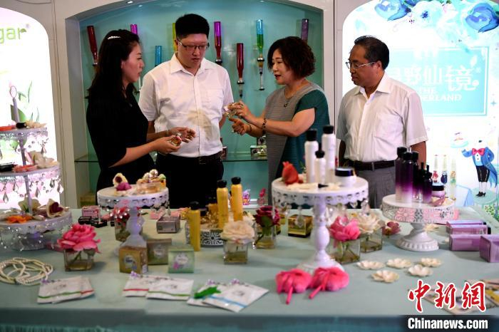 近几年，漳浦彩露华化妆品有限公司上线电商平台，拓展“微商”、电商销售，成为台商曾文子(右二)一家拓展“美丽事业”的新画笔。　王东明 摄