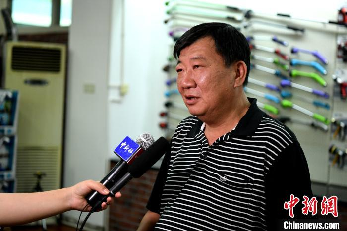 漳州仂元工业有限公司总经理郭文义也是较早“登陆”创业的台商之一，他说，现今企业扩大大陆市场，开拓电商销售。　王东明 摄