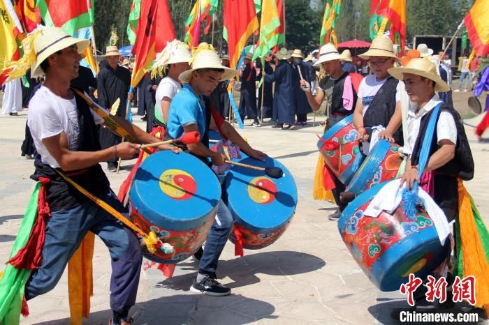 图为海东市土族儿女的纳顿节表演。(资料图) 石延寿 摄