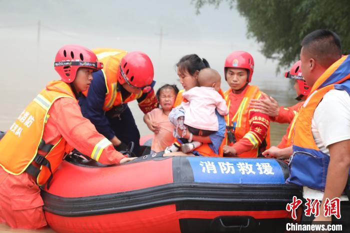 恩施消防用冲锋舟转移受困群众 湖北消防供图 摄