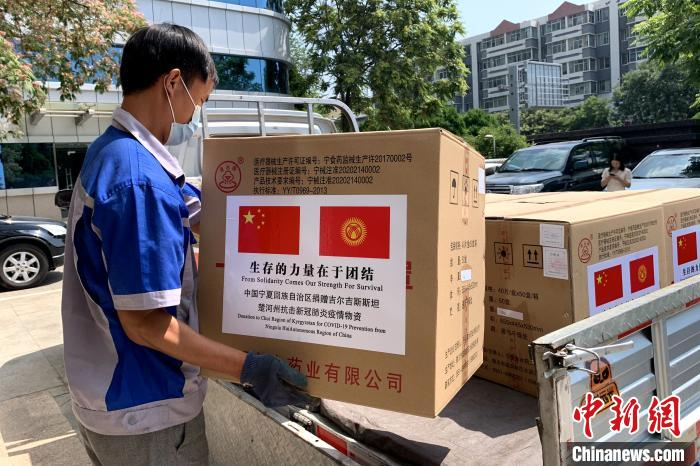 捐赠搬运现场。　李佩珊 摄