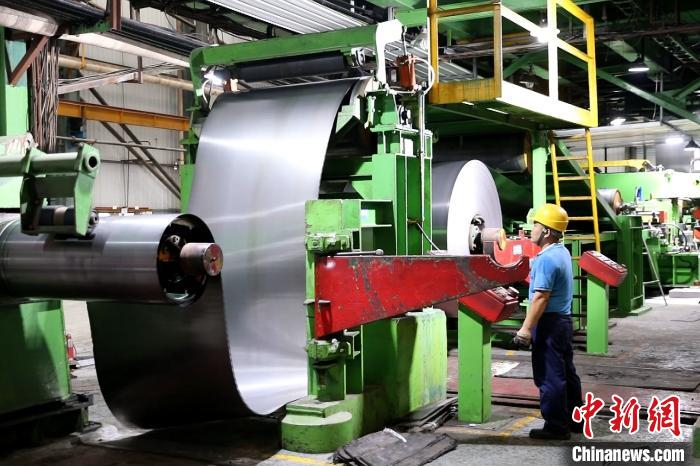 福建凯景新型科技材料有限公司厂区内，推拉式酸洗线、热浸镀锌线、裁剪加工成型线等6条生产线有序运作。　李思源 摄