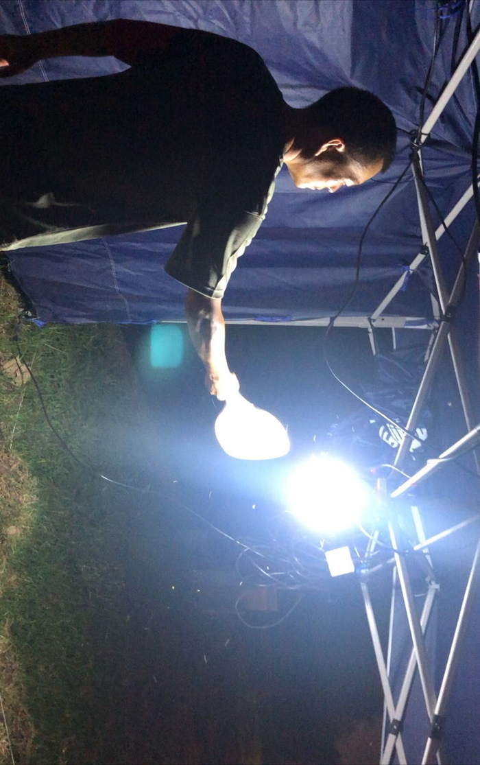 　7月15日夜，在值守点的夏德勤驱赶蚊虫。 新京报记者 卢通 摄