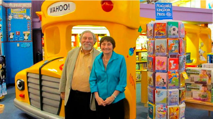 与《神奇校车》插图作者布鲁斯·迪根（Bruce Degen）合影