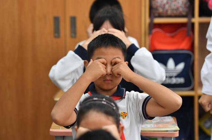 去年10月，北京灯市口小学，六年级学生做眼睛保健操。摄影/　　新京报记者 李木易