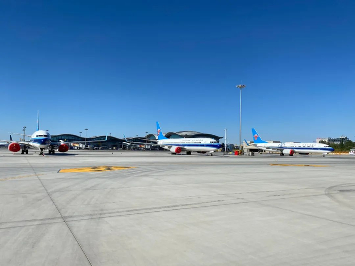 △7月17日，因新冠肺炎疫情影响，新疆乌鲁木齐国际机场航班大幅度减少，图为停场航班。