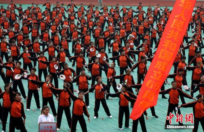 资料图：2014年9月24日上午，在青岛天泰体育场，2000名老人共同舞动柔力球，祝贺市南区第二十一届老年人运动会开幕。中新社发 徐崇德 摄
