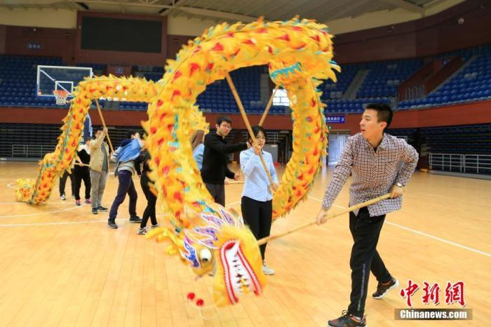 资料图：舞龙队学员们正在练习舞龙动作。2017年9月，浙江大学首次在体育选修课程中开设了舞龙舞狮班，一经推出就吸引了170名来自不同年级和专业的学生报名选修，男女比例约为3：2。中新社记者 王远 摄