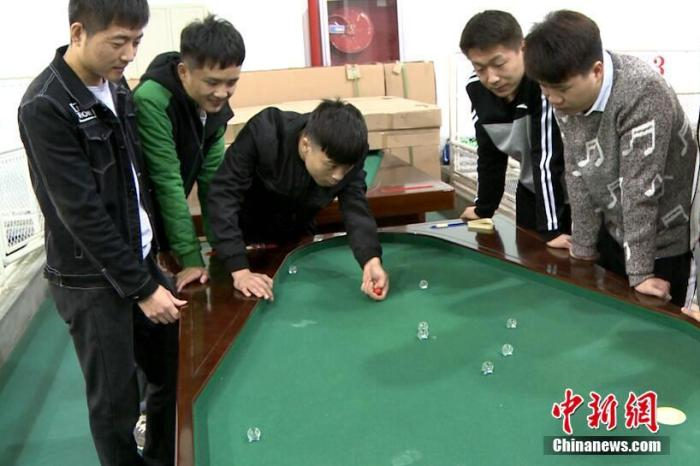 资料图：“打弹球”已成为西安体育学院的正式课程，学生们可以名正言顺地在课堂上“玩耍”，不仅培养了学生的团队精神和队友间的配合，同时也锻炼了思维能力。 燕武 摄