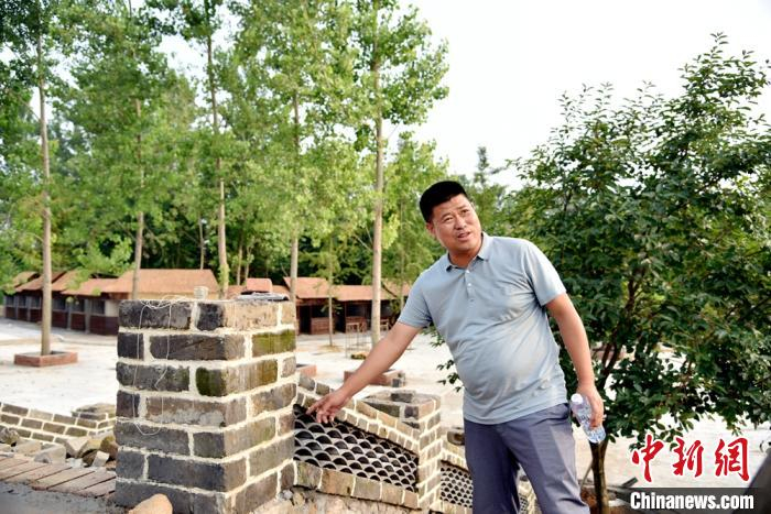 为了体现授贤“古”风，村支部书记刘永亮在村里一户一户收集遗留下来百年以上老青砖。　朱志庚 摄