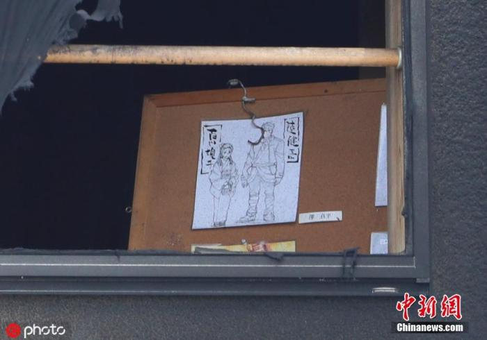 资料图：当地时间2019年7月21日，日本京都动画工作室发生火灾后的现场，烧毁的窗户边还有动漫草稿。