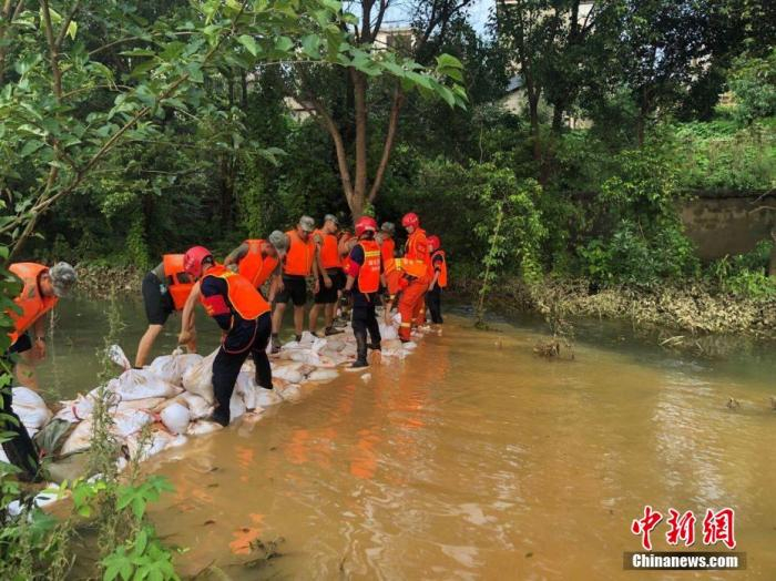  加固鄱阳湖沿湖堤岸。 张岩岩 摄
