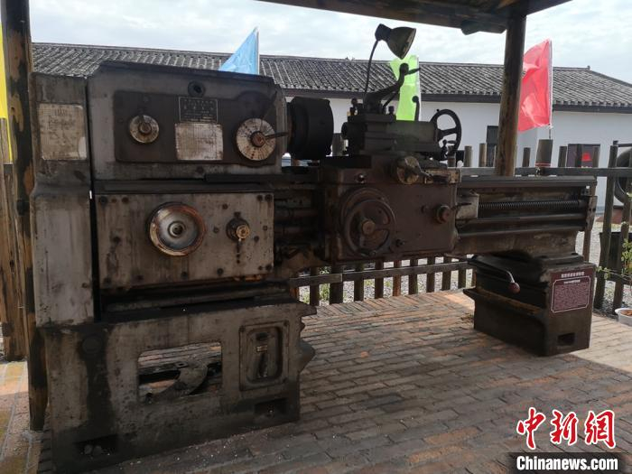 竹山塘工业遗址公园内展出的老式挖煤机器。　刘曼 摄