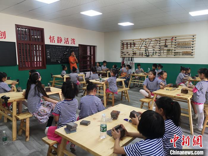 小朋友在竹山塘工业遗址公园内体验研学项目。　刘曼 摄