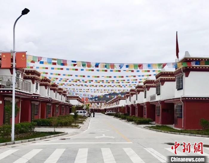 图为搬迁后的坪垭藏族乡，房屋整齐地排列。(资料图) 闫姣 摄