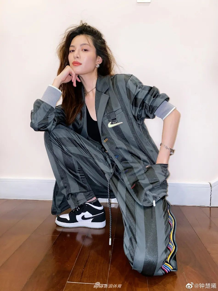 钟楚曦穿aj球鞋拍运动风写真