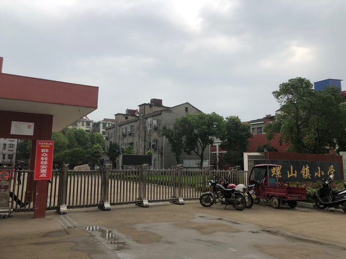 阳财湖村200人被转移安置到10公里外的镇小学。