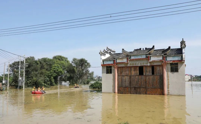 ▲7月14日，藕塘村的文化中心，成为了进出村的“临时码头”，救援队由此为村民运送物资。新京报记者 王飞&nbsp;摄