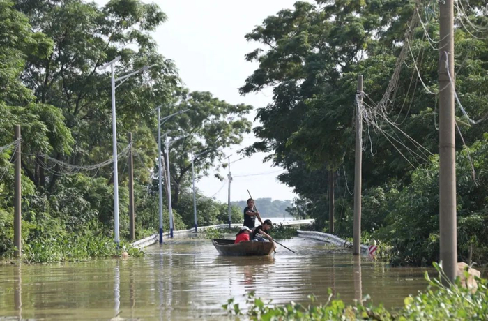 ▲7月14日，鄱阳县龙口村，村民划船回家。新京报记者 王飞&nbsp;摄