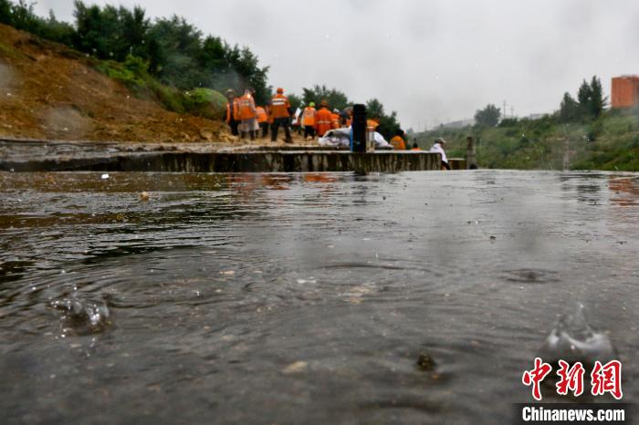 整治水害雨中即景 张中海 摄