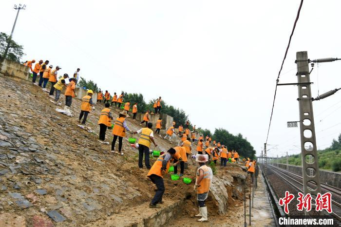 全员奋战整治水害 张中海 摄