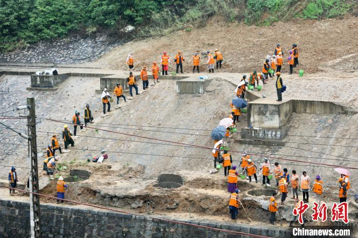 防洪抢险人员风雨中连续奋战 张中海 摄