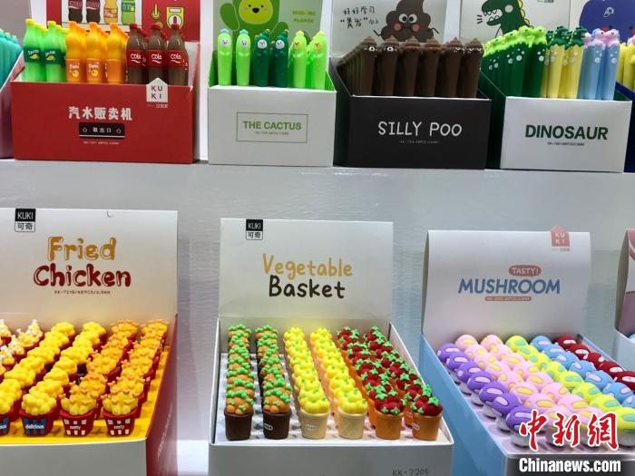 文具设计越来越注重趣味性。　李典 摄