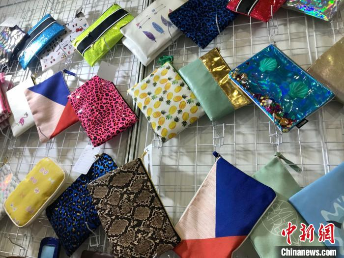 展出的各种花式的文具包。　李典 摄