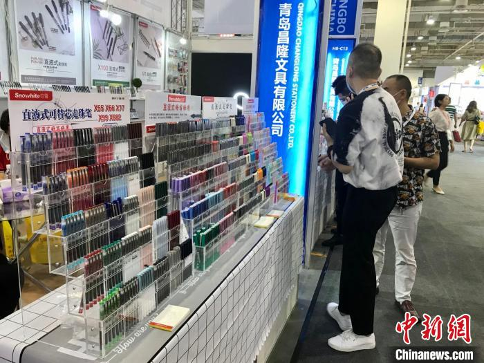 展台前的交流。　李典 摄