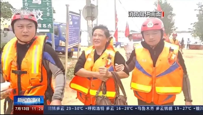▲与战友在鄱阳救灾的余雷欢（左一），出现在新闻报道中。截图