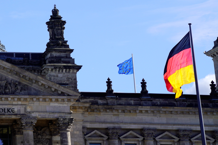 △柏林德国国会大厦上飘扬的欧盟旗和德国国旗。中新社记者 彭大伟 摄