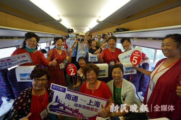 图说：搭乘首发列车的旅客合影留念 新民晚报记者 陈炅玮 摄
