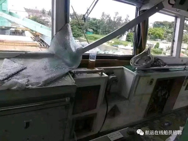  FLYING驾驶台上的玻璃都被击碎了。