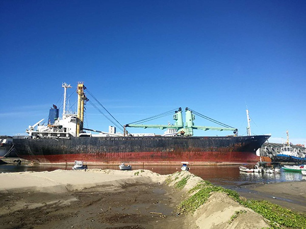  FLYING停泊在塔马塔夫港口。船员符伟刚弟弟2019年4月赴马国探监时拍摄。