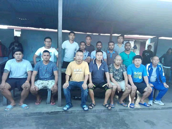 中国货船FLYING上的15名船员在狱中的合影。本文图片均为受访者供图