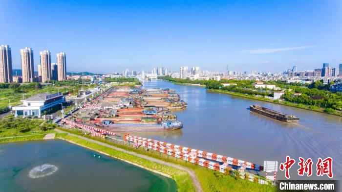 长湖申线湖州段新旧对比之新样貌。　浙江省港航管理中心供图 摄