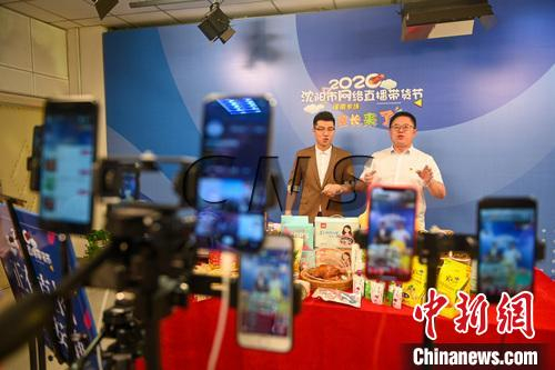 沈阳市浑南区副区长王铁兵(右)在直播间化身“带货主播”，为浑南区优质产品倾情代言。　于海洋 摄