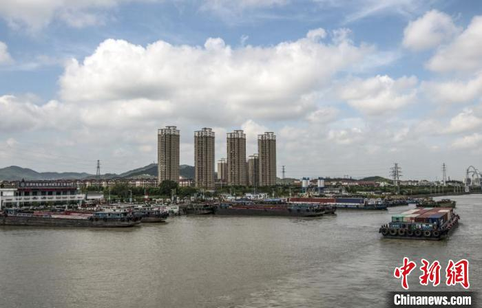 长湖申线湖州段繁忙景象。　浙江省港航管理中心供图 摄