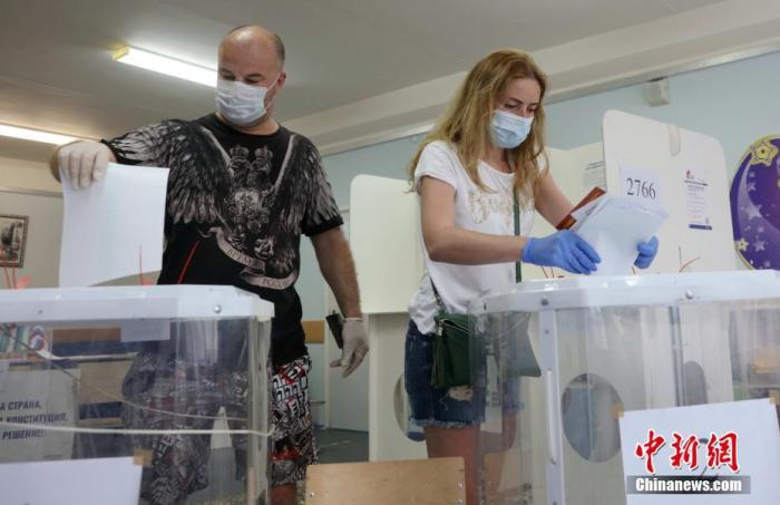 当地时间6月25日，俄民众在莫斯科2766号投票站投票。当天，俄罗斯宪法修正案草案开始进行全民投票。 中新社记者 王修君 摄