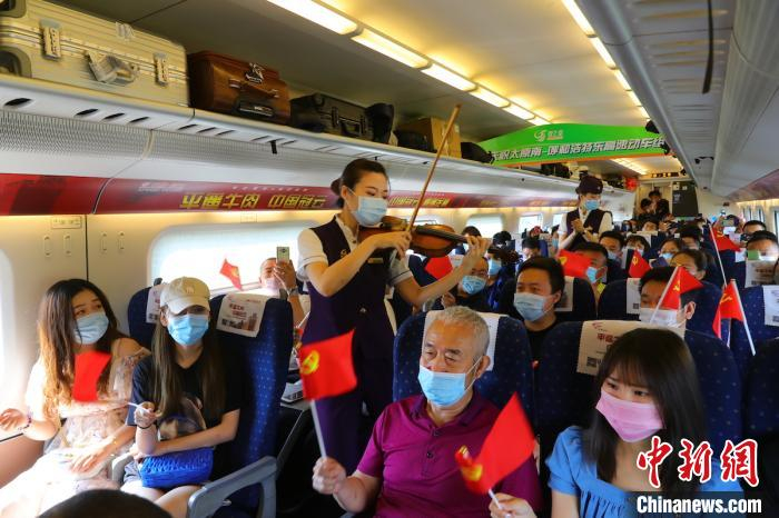 太原首开直通呼和浩特动车组列车。张炯供图