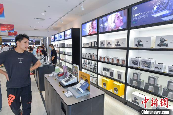 图为在海口日月广场免税店，众多电子产品上架吸引民众。　骆云飞 摄