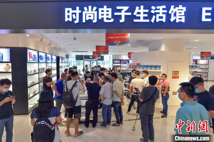 图为在海口日月广场免税店时尚电子生活馆吸引了众多民众。　骆云飞 摄