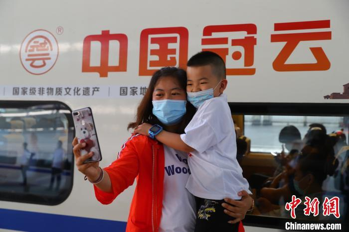 坐上高铁“走西口” ，旅客合影留念。张炯供图