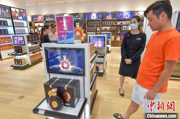 图为民众在海口日月广场免税店选购免税洋酒。　骆云飞 摄