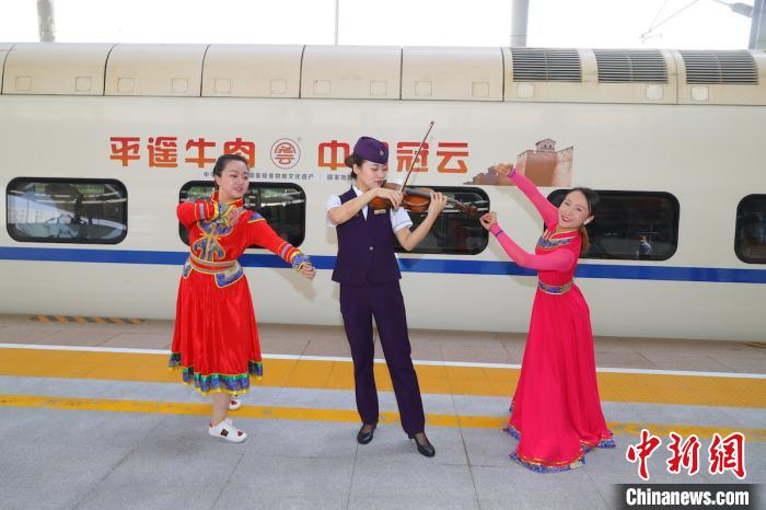 太原首开直通呼和浩特动车组列车。张炯供图