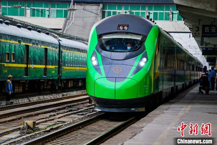 图为D5096次动车组列车。　尤艇 摄